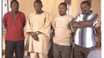 Rekan-rekan Chelsea yang harus sabar melihat apa yang terjadi. Foto: Twitter