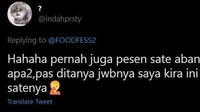 Tiba di alamat pelanggan terlalu cepat, ada yang salah dengan pengemudi ojol ini. Rupanya, pengemudi ojol mengaku salah baca alamat dan datang ke rumah pelanggannya untuk memesan sate. Foto: Twitter/foodfess2