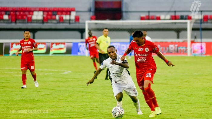 Maman Abdurahman menghadang pemain Persipura Ferinando Pahabol.