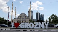 Dibuat sebagai simbol perdamaian, Masjid Akhmad Kadyrov merupakan bangunan ikonik Chechnya dan menjadi salah satu masjid terbesar di dunia. AFP/KARIM JAAFAR