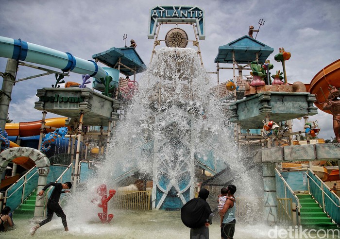 Menikmati Libur Panjang di Wahana Air Atlantis Ancol