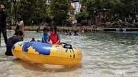 Terutama menghindari kerumunan di arena kolam renang dan wahana lainnya.