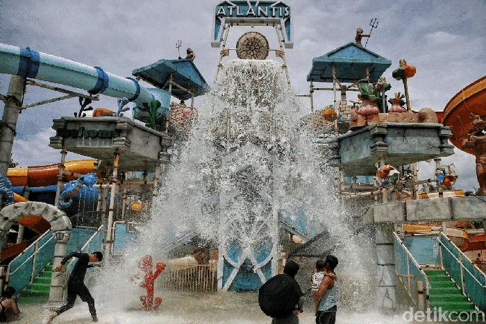 Menikmati Libur Panjang di Wahana Air Atlantis Ancol