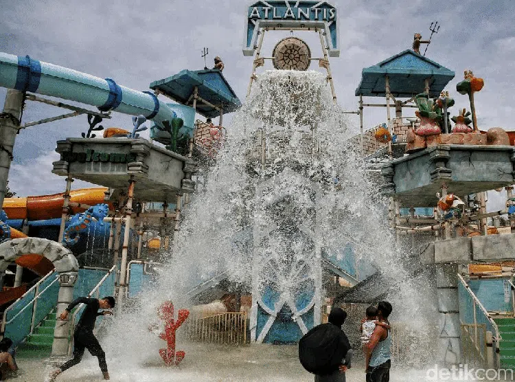 Menikmati Libur Panjang di Wahana Air Atlantis Ancol