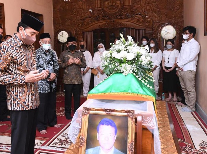 Momen Jokowi layat almarhum pakdenya, Miyono Suryosardjono, (Foto:  Lukas - Biro Pers Sekretariat Presiden)