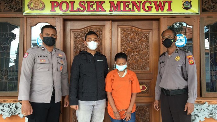 Ni Ketut Astini (35) ditangkap lantaran mencuri perhiasan Rp 80 juta.