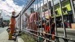 Pagar Pembatas Jalan di Kramat Jati Dicat Ulang Biar Kinclong
