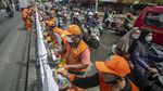 Pagar Pembatas Jalan di Kramat Jati Dicat Ulang Biar Kinclong