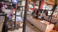 Sejumlah pedagang memilih untuk tiduran di kiosnya.