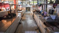 Tak ada aktivitas jual beli daging sapi di Pasar Slipi, Jakarta, Senin (28/2/2022).