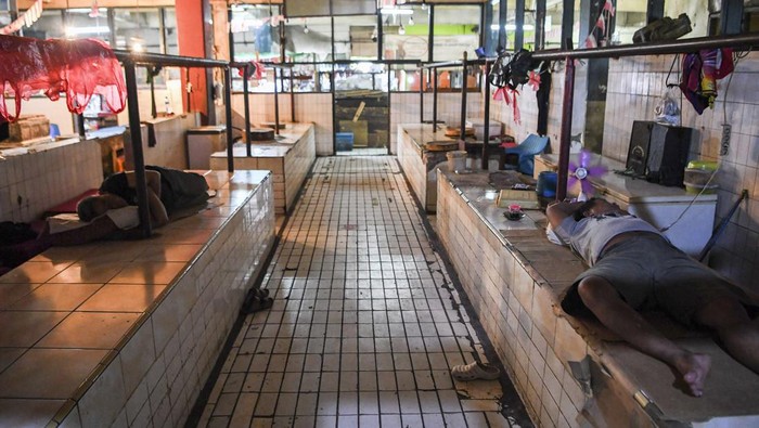 Suasana kios penjual daging yang tidak ada aktivitas jual beli di Pasar Slipi, Jakarta, Senin (28/2/2022). Seluruh pedagang daging di pasar tersebut melakukan aksi mogok berjualan selama lima hari sejak Senin (28/2)  akibat terus melonjaknya harga daging sapi yang mencapai Rp140.000 per kilogram. ANTARA FOTO/Hafidz Mubarak A/hp.