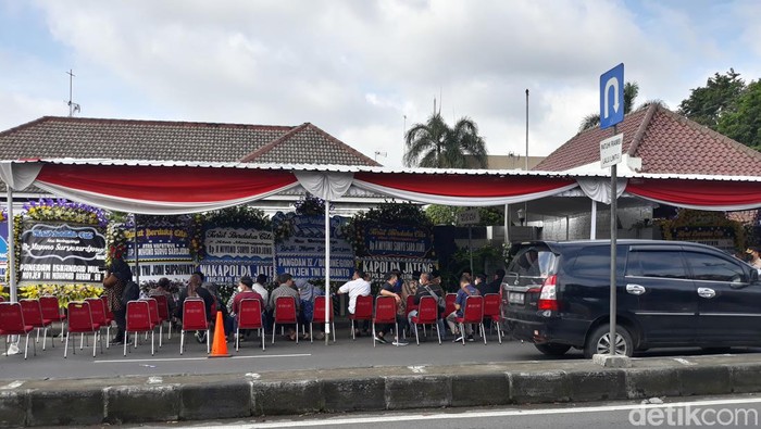 Pelayat di Rumah Miyono pkde Jokowi Pelayat mendatangi rumah duka Miyono, Pakde Jokowi yang meninggal, Senin (28/2/2022).