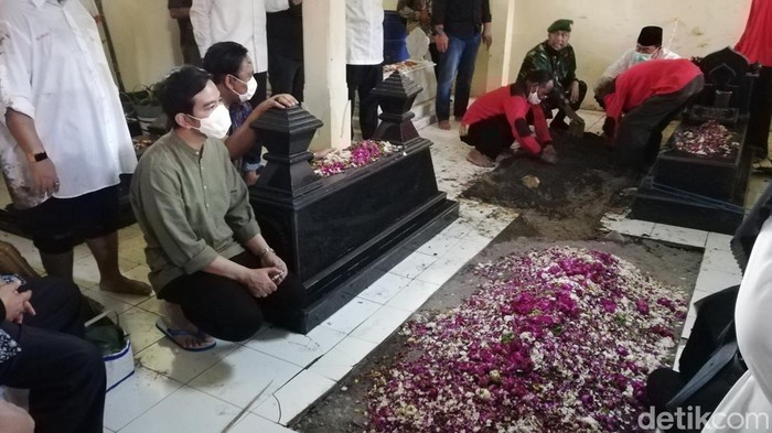 Prosesi pemakaman Miyono Suryosardjono di tempat makam keluarga Mundu, Selokaton, Karanganyar, Senin (28/2/2022).