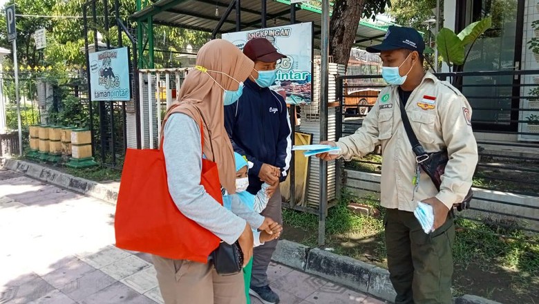 Badan Nasional Penanggulangan Bencana (BNPB) terus berupaya menekan penyebaran COVID-19 di Indonesia dengan melakukan edukasi dan pemberian masker secara langsung kepada masyarakat, salah satunya di seluruh kabupaten/kota di Provinsi Yogyakarta pada Minggu (27/2).