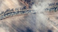 Kendaraan militer yang mengangkut pasukan Rusia tampak mengular panjang. 