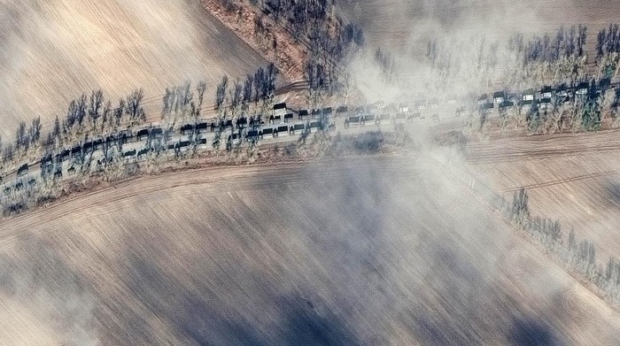 Penampakan Pergerakan Pasukan Rusia Masuki Ivankiv Ukraina Pasukan militer Rusia telah memasuki Ivankiv, Ukraina. Mereka memasuki kawasan itu menggunakan kendaraan militer hingga kendaraan lapis baja.