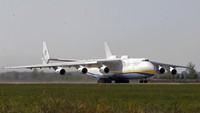 Pesawat kargo Antonov-225 milik Ukraina, yang merupakan jenis pesawat terbesar di dunia dihancurkan serangan militer Rusia di luar ibu kota Kiev pada Minggu (27/2) waktu setempat. Seperti dilansir dari AFP, Senin (28/2/2022), pesawat kargo Antonov-255 itu dihancurkan Rusia saat diparkir di Bandara Antonov di Gostomel. AP Photo/Sergei Chuzavkov