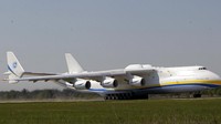Bandara di Gostomel menjadi lokasi pertempuran sengit sejak Rusia memulai invasi ke Ukraina, yang diperintahkan Presiden Vladimir Putin pada Kamis (24/2). Militer Rusia menyatakan pihaknya berupaya merebut infratruktur strategis milik Ukraina. AP Photo/Sergei Chuzavkov