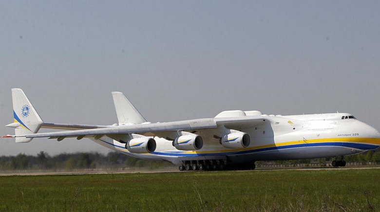 Penampakan Pesawat Terbesar Dunia Sebelum Hancur Diserang Rusia The worlds largest airplane, Ukrainian Antonov An-225 Mriya takes off at the airport near Hostomel near Kiev , Ukraine, Tuesday, May 10, 2016. The An-225 departed its home base at Hostomel and flew to Prague, Czech Republic, where it will be loaded with the massive 130-tonne generator and will fly onto Perth, Australia. (AP Photo/Sergei Chuzavkov)