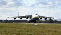 Pesawat kargo itu tergolong unik dibandingkan pesawat-pesawat kargo lainnya di dunia. Disebutkan bahwa pesawat kargo Antonov-225 ini memiliki panjang 84 meter dan bisa membawa muatan kargo hingga 250 ton, sambil mengudara pada kecepatan 850 kilometer per jam. Getty Images/Paul Kane