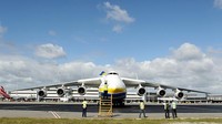 CNN dalam laporannya menyebut pesawat Mriya sedang diparkir di hanggarnya di sebuah pangkalan udara Ukraina di wilayah Gostomel, yang menjadi lokasi pertempuran sengit pada Kamis (24/2) lalu ketika militer Rusia mengambil alih pangkalan udara tersebut. Getty Images/Paul Kane