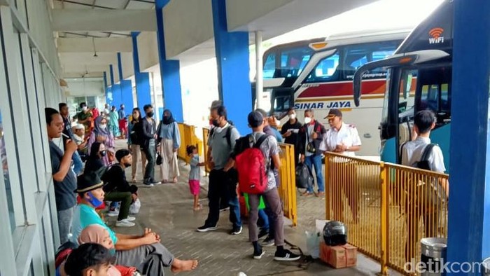 Penumpang memadati Terminal Giri Adipura Wonogiri saat long weekend, Senin (28/2/2022).
