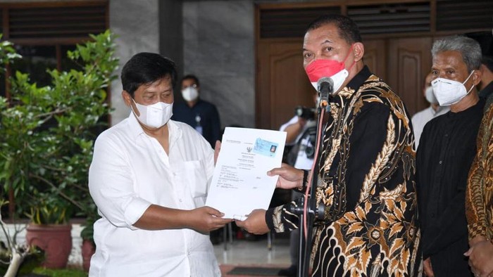 Wakil Wali Kota Solo Teguh Prakosa menyerahkan akta kematian dalam layanan Besuk Kiamat kepada keluarga Miyono, Senin (28/2/2022).