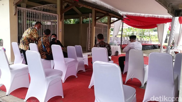 Persiapan pemakaman Miyono di Gondangrejo, Karanganyar, Senin (28/2/2022).