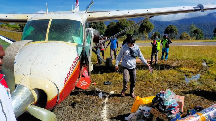 Pesawat jenis SAS PK-FSW tergelincir di bandara Bilorai, Sugapa, Kabupaten Intan Jaya, Papua. Pesawat tersebut mengalami pecah ban. (dok Polda Papua)