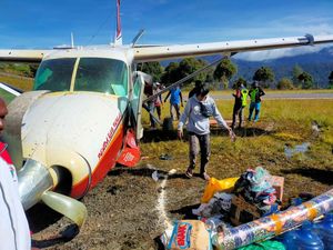 Ban Pecah, Pesawat Angkut Sembako Tergelincir di Bandara Intan Jaya Papua