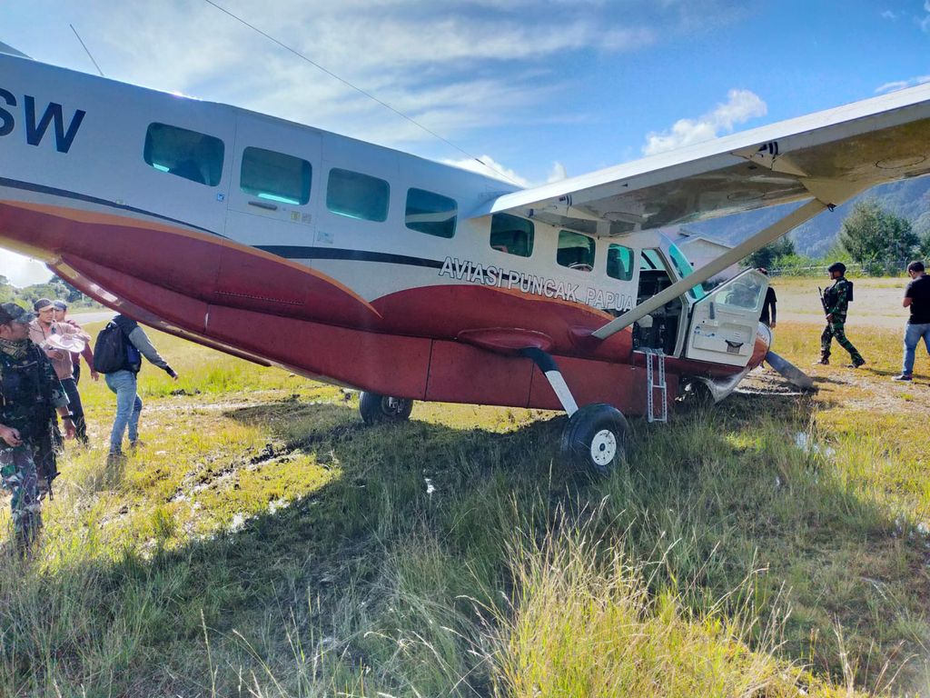 Pesawat jenis SAS PK-FSW tergelincir di bandara Bilorai, Sugapa, Kabupaten Intan Jaya, Papua. Pesawat tersebut mengalami pecah ban. (dok Polda Papua)