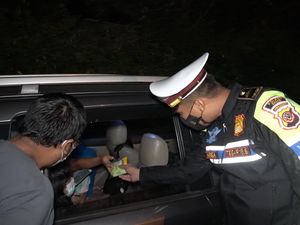 Potret Polisi Bagi-bagi Makanan-Minuman ke Pengendara Terjebak Macet Puncak