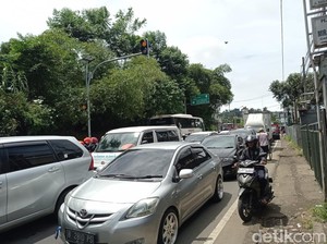 Ada One Way, Jalur Puncak Menuju Jakarta Ditutup