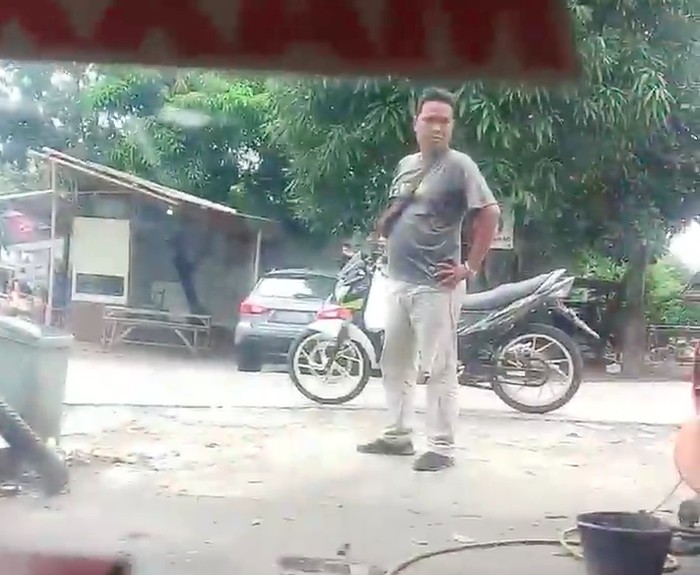 Polisi menangkap seorang pria berinisial SS (37) yang viral mengancam dan memalak sebuah bengkel di Ciputat, Kota Tangerang Selatan, Banten. (Screenshot video viral)