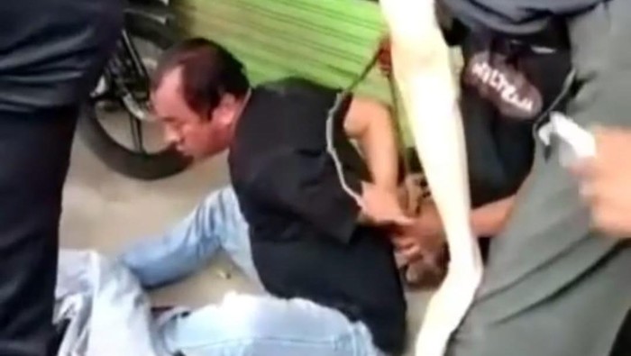 Potongan video viral pencuri diamuk warga.