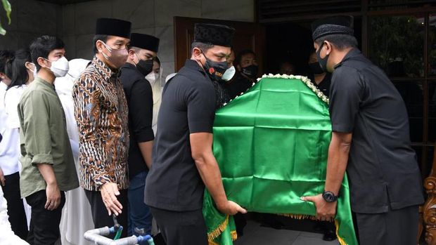 Presiden Joko Widodo bertakziah ke rumah duka almarhum pakdenya, Miyono Suryosardjono, di Kota Surakarta, pada Senin, 28 Februari 2022. (Foto: Lukas - Biro Pers Sekretariat Presiden)