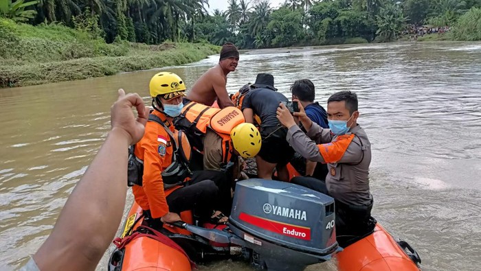 Proses pencarian mobil yang terseret arus di Sungai Pamah Deli Tua, Deli Serdang.