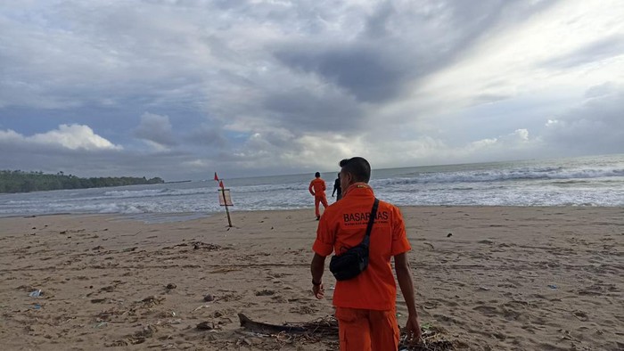 Proses pencarian wisatawan yang hilang di Pantai Ciantir, Sawarna, Lebak, Banten,