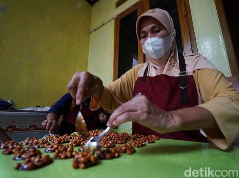 Proses produksi ampyang, camilan tradisional yang mengglobal.