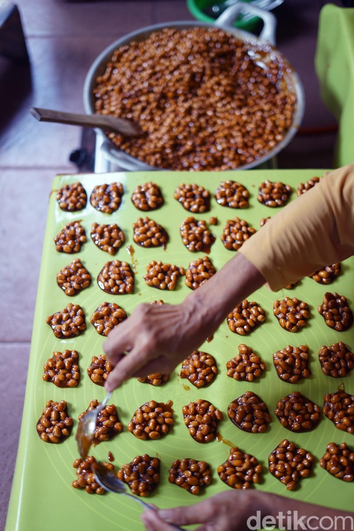 Proses produksi ampyang, camilan tradisional yang mengglobal.