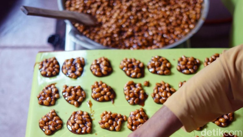 Proses produksi ampyang, camilan tradisional yang mengglobal.