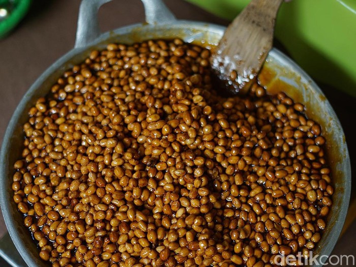 Proses produksi ampyang, camilan tradisional yang mengglobal.