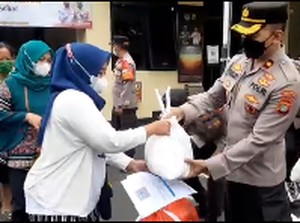 Ramai-ramai Warga Jaktim Antre Vaksin Demi Dapat Minyak Goreng