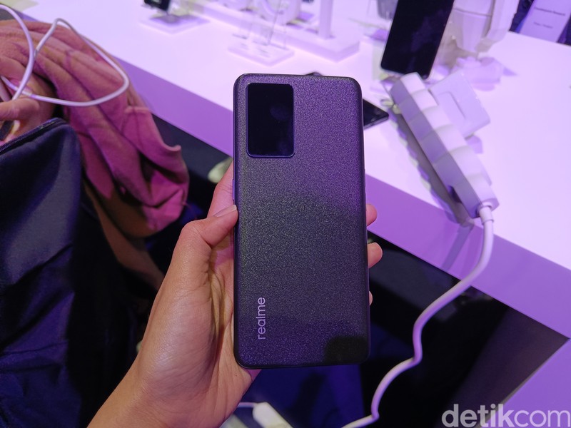 Realme fast charging 150W