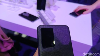 Realme akan merilis fitur fast charging ini bersama Realme GT Neo 3 dalam waktu dekat. Tapi ponsel yang digunakan untuk demonstrasi ini hanya ponsel konsep, bukan wujud Realme GT Neo 3 yang sebenarnya. Foto: Virgina Maulita Putri/detikINET