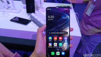 Realme baru saja mengenalkan teknologi pengisian cepat 150W di event Mobile World Congress 2022. Foto: Virgina Maulita Putri/detikINET