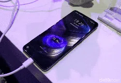 Ngebutnya Teknologi Fast Charging 150W Buatan Realme