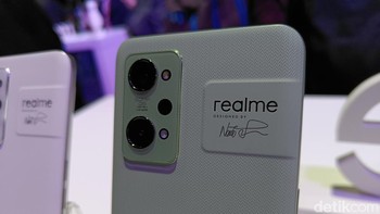 Berikut ini wujud Realme GT 2 varian standar dengan chipset Snapdragon 888 dan kamera 50 MP. Foto: Virgina Maulita Putri/detikINET