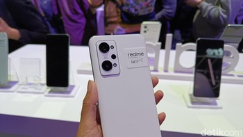 Realme GT 2 hadir dengan chipset Snapdragon 888, layar E4 AMOLED, baterai 5.000 mAh dan pengisian cepat 65W. Foto: Virgina Maulita Putri/detikINET