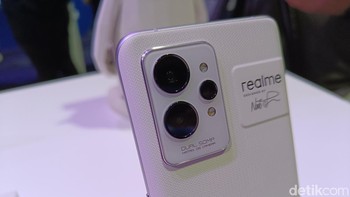 Ponsel ini juga hadir dengan desain Paper Tech Master yang dikembangkan Realme bersama desainer Naoto Fukasawa. Desain ini diklaim menjadikan Realme GT 2 Pro sebagai ponsel yang lebih ramah lingkungan. Foto: Virgina Maulita Putri/detikINET